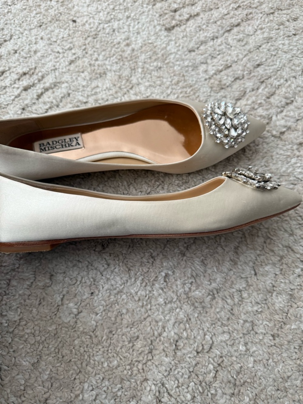 Badgley Mischka Women's Davis Embellished Ivory Satin Flats Size 7,5 (MSRP $195) - Picture 5 of 9